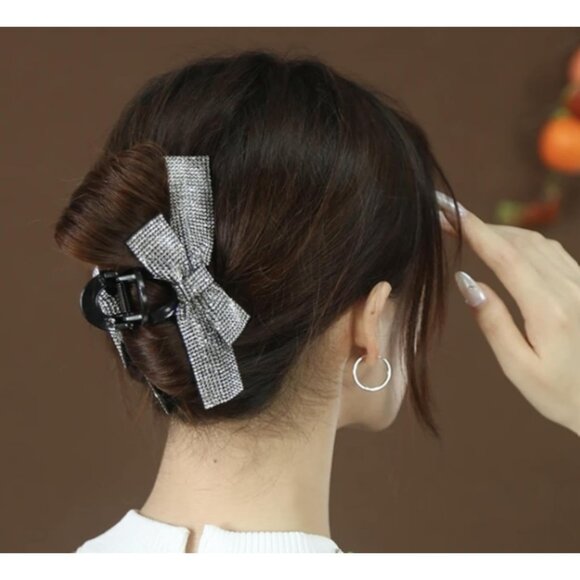 Crystal Rhinestone Bow Hair Claw Clip Elegant Statement Hair Accessory for Women - Picture 1 of 4